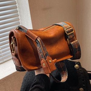 Sac cylindrique vintage en similicuir marron avec large bandoulière ethnique