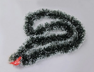 Détail de la guirlande de Noël vert foncé aux pointes blanches avec étiquette