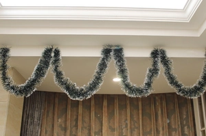 Détail d'une guirlande de Noël vert foncé de 2m avec pointes blanches effet neige