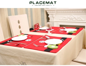 Detail eines roten Platzsets im Weihnachtsmann-Design für die festliche Tischdeko