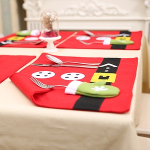 Weihnachts-Platzset im Nikolaus-Stil aus rotem Filz mit Besteckhalter in Handschuhform