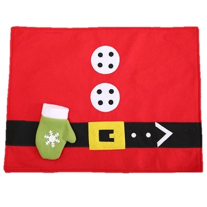 Weihnachtliche Tischmatte aus rotem Filz im Weihnachtsmann-Stil mit Gürtel und Handschuh