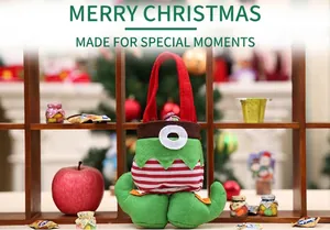 Détail du sac à bonbons botte de lutin de Noël avec rayures et pointe recourbée