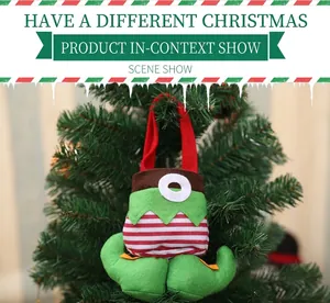 Détail d'un sac à bonbons elfe de Noël festif avec rayures rouges sur une branche de sapin