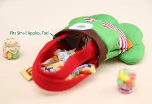 Détail d'un sac à bonbons en forme de pantalon d'elfe rempli de friandises de Noël