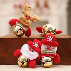 Pendenti natalizi con bambole di peluche e campane dorate di Babbo Natale, renna e pupazzo di neve
