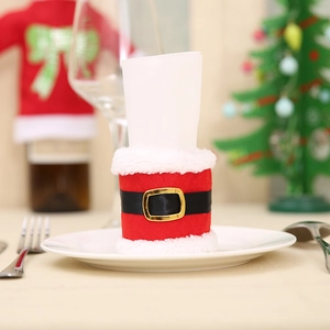 Anillo de servilleta de Navidad con diseño de cinturón de Papá Noel sobre plato de mesa