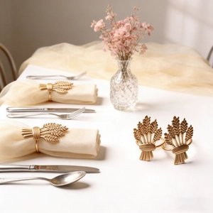 Makro-Detail goldener Serviettenringe in Ährenform mit eleganter Metallprägung