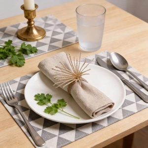 Eleganter goldener Serviettenring mit Strasssteinen auf beiger Leinenserviette für den Tisch