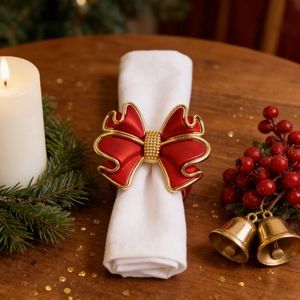Rond de serviette nœud rouge de Noël avec clochettes dorées et baies rouges décor