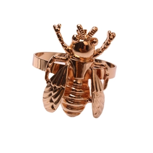 Eleganter Serviettenring in Roségold mit Biene und detaillierten Flügeln auf weiß