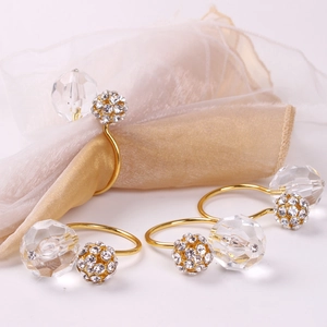 Set mit 4 goldenen Serviettenringen mit großem Kristall und Pavé-Kristallkugeln
