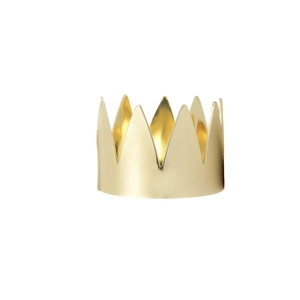 Polierter goldener Serviettenring in Kronenform mit spiegelnder Metallic-Oberfläche