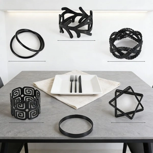 Detalle de seis servilleteros de metal negro con diversos diseños geométricos y tejidos
