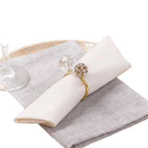 Eleganter goldener Serviettenring mit Kristallperle und pavé-gefasster Diamantkugel
