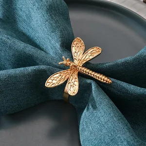 Rond de serviette libellule dorée sur tissu bleu, décoration de table créative