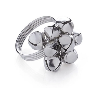 Anello multifilo in argento con dettagliati campanelli ornamentali su sfondo bianco