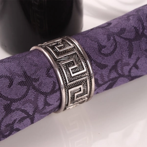 Rond de serviette classique en alliage argenté avec motif grec sur tissu violet
