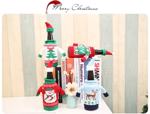 Détails des housses de bouteille de Noël tricotées avec mini-pulls et bonnets assortis