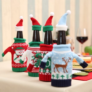 Lot de quatre housses de bouteille de vin de Noël tricotées avec motifs cerf et bonhomme