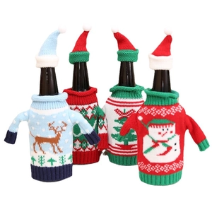 Lot de quatre cache-bouteilles de Noël tricotés avec mini pulls et bonnets décoratifs
