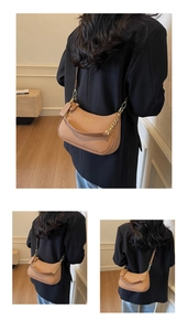 Détail du sac sous le bras tressé marron avec chaîne dorée et lettrage de marque