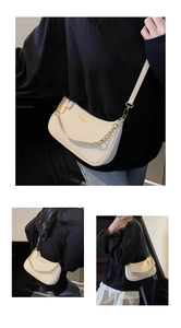 Détail du sac bandoulière en cuir blanc crème avec chaîne dorée et fini texturé