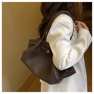 Details der kaffeebraunen Schultertasche mit Lychee-Leder und einer Metallschnalle