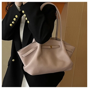 Detailaufnahme der plissierten Leder-Schultertasche in Zartrosa mit goldenen Metallteilen