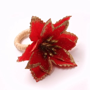 Rond de serviette de Noël avec pétales en velours rouge et paillettes dorées sur blanc