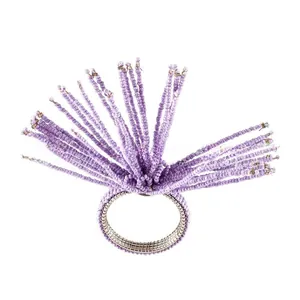 Détail macro du rond de serviette à pompon perlé violet avec base tissée en spirale