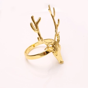 Rond de serviette tête de renne doré avec bois minimalistes pour décoration de Noël chic
