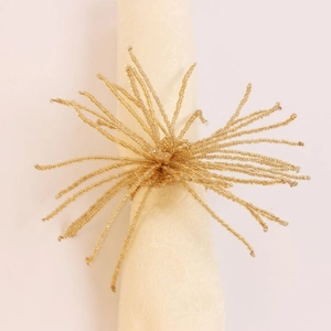 Rond de serviette doré perlé en forme d'étoile avec pompons pour une décoration de table