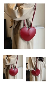 Dettaglio ravvicinato di una borsa a tracolla in pelle rossa a forma di cuore con cerniera