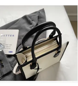 Détail du sac cabas minimaliste avec bordure noire, anses solides et fermeture éclair