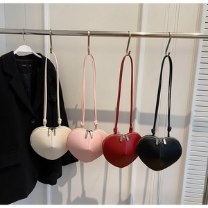 Serie di borse a tracolla a forma di cuore in bianco, rosa, rosso e nero opaco