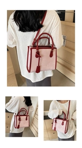 Vues détaillées d'un sac cabas contrasté rose et bordeaux avec bandoulière et poignées