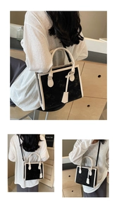 Vue détaillée du sac cabas en cuir contrasté noir et blanc avec bandoulière réglable