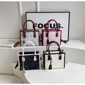 Sacs cabas chic en quatre coloris avec poignées et bandoulières pour un style rétro