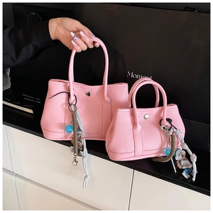 Détails de l'ensemble de sacs roses en cuir grainé avec charms décoratifs et bouton