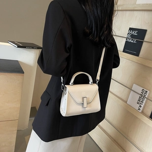Petit sac bandoulière blanc crème minimaliste avec boucle argentée et bandoulière amovible
