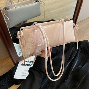 Rosafarbene Baguette-Tasche mit weißer Spitze und Satinschleifen im Coquette-Stil