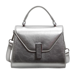 Sac à main trapèze argenté minimaliste avec boucle en métal et bandoulière amovible