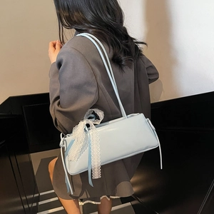 Minimalistische hellblaue Baguette-Schultertasche mit eleganter weißer Spitzenschleife