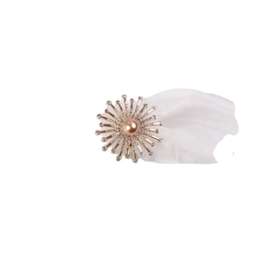 Elegante portatovagliolo floreale con petali di strass dorati e perla centrale