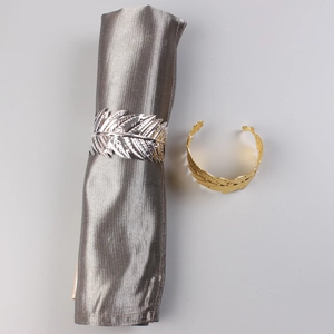 Eleganti portatovaglioli a forma di piuma in oro e argento per decorare la tavola