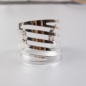 Silver striped open napkin ring with multi-layer hollow structure for table decor