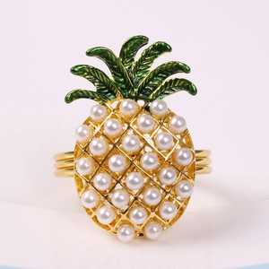 Rond de serviette ananas doré avec perles blanches et feuilles en émail vert sur blanc