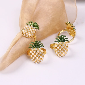 Ronds de serviette ananas dorés avec perles blanches et feuilles vertes pour table