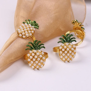 Détail du rond de serviette ananas avec perles blanches et émail sur voile doré